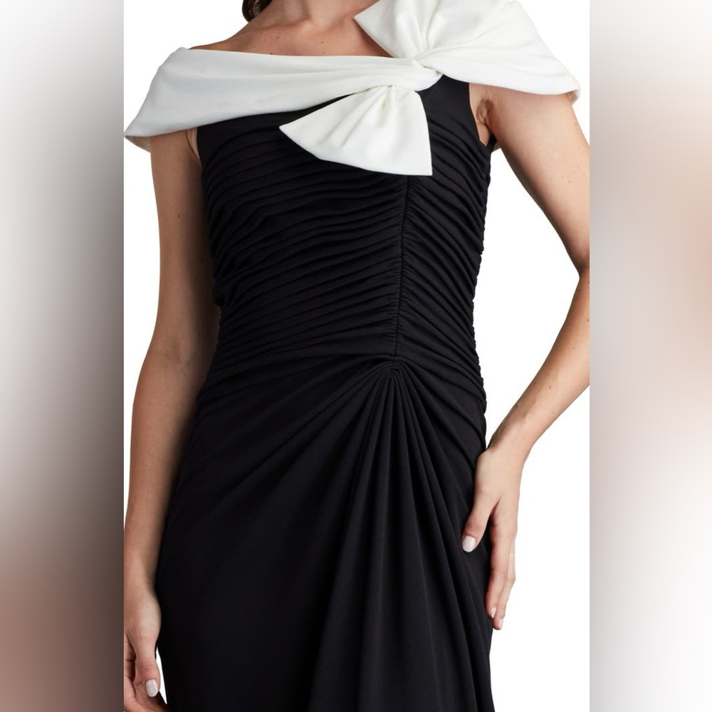 Tadashi Shoji
Bow Detail Colorblock Gown - Picture 5 of 11